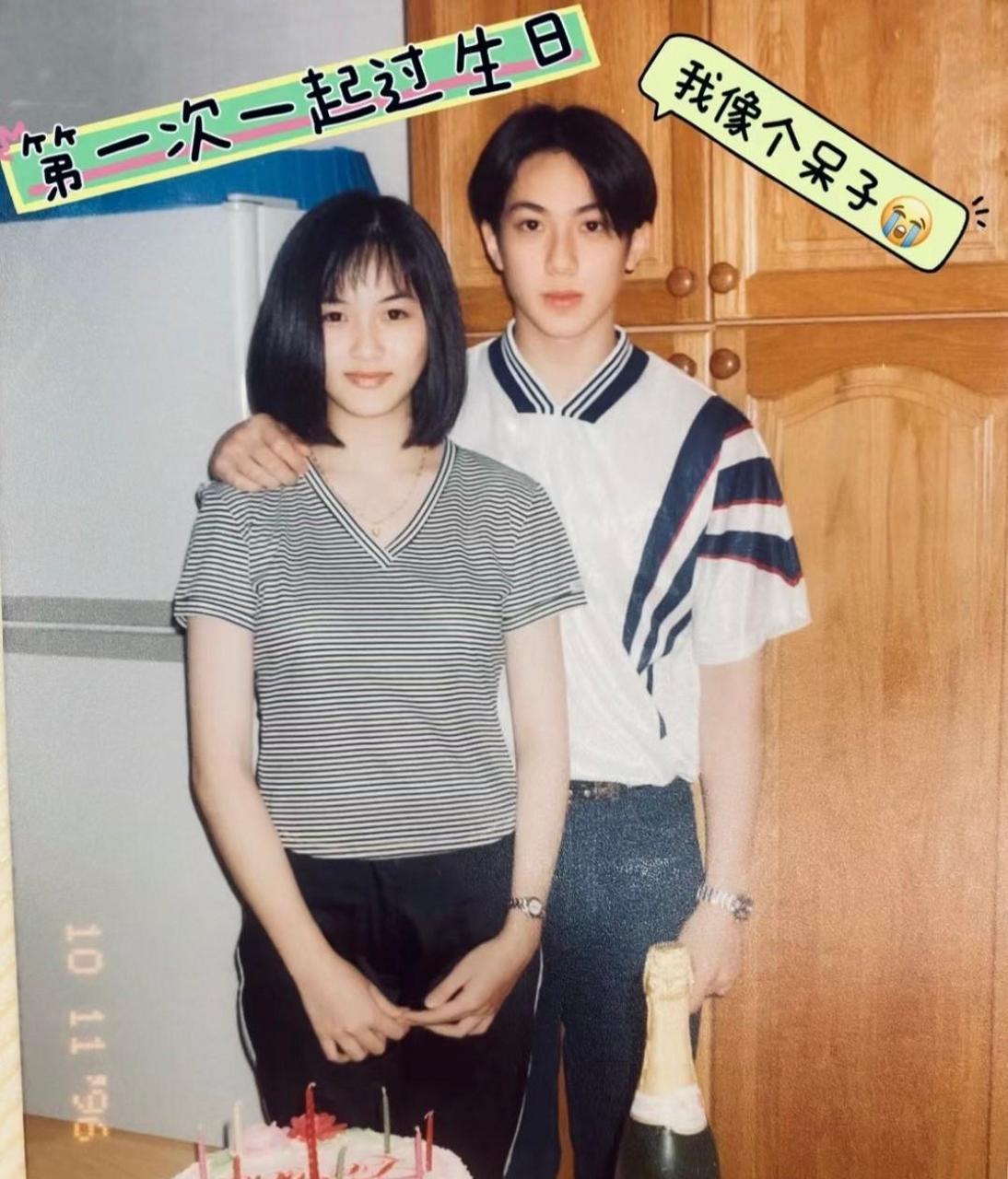 还热心公益活动～这简直是人生赢家啊~[原文:吴尊晒和妻子28年前的同.