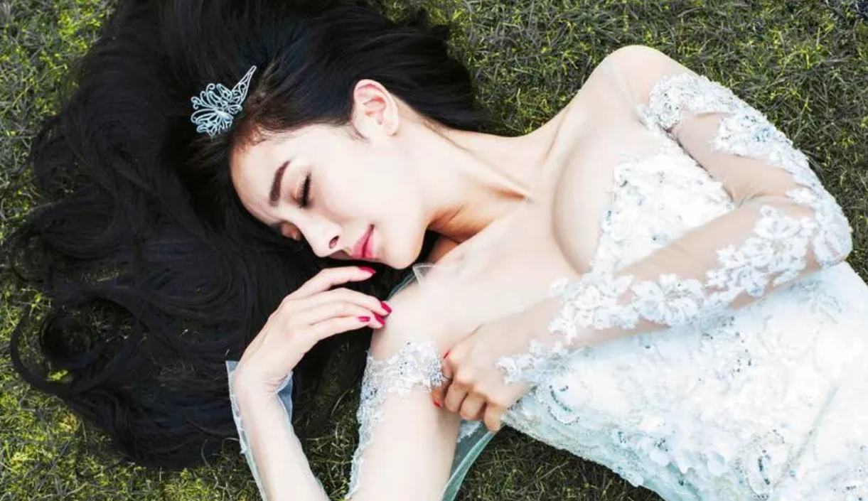 杨幂太敢了!起床后直接素颜出镜,白色低胸吊带意外暴露傲人身材