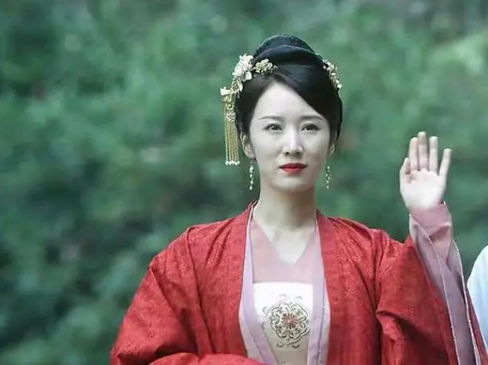 《雪中悍刀行2》以北凉世子徐凤年为主线,展现了洪洗象为徐脂虎飞升而