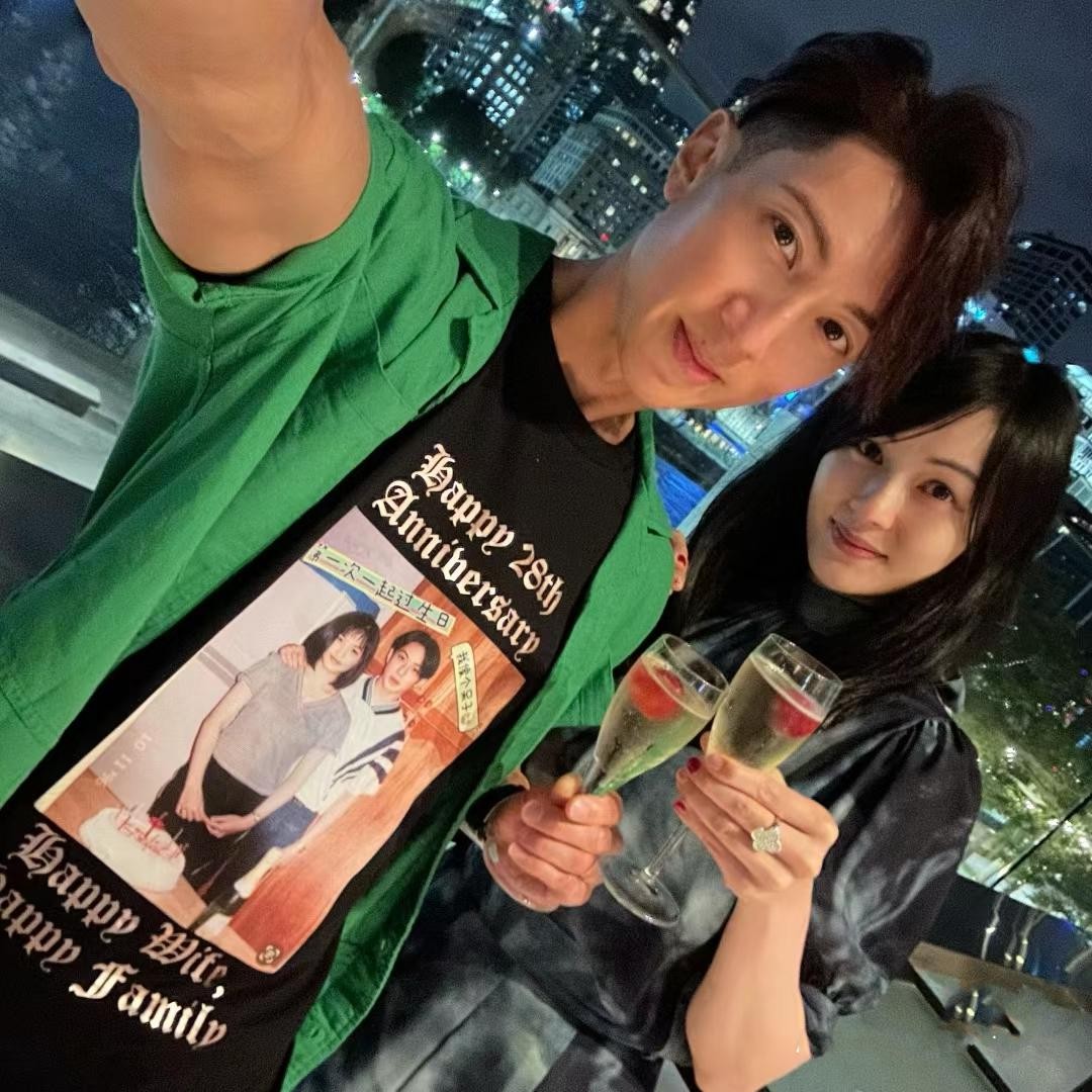 吴尊和妻子庆祝相恋28周年,两人青春照曝光,林丽吟非常清纯
