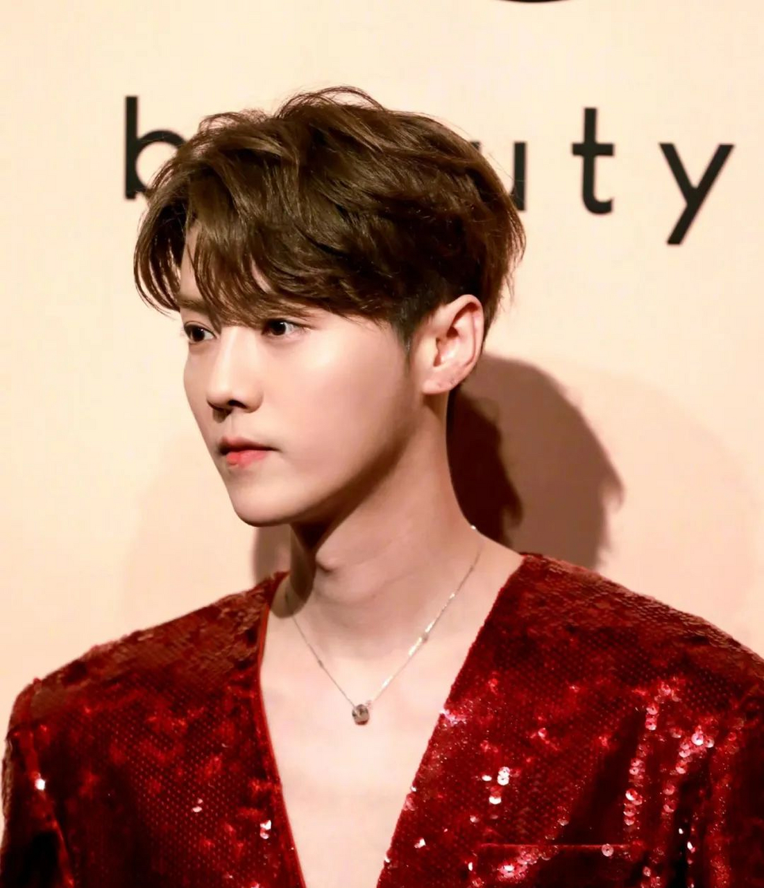 鹿晗完美驾驭了这件大胆的创新之作,展现出他的时尚敏锐触觉和无畏