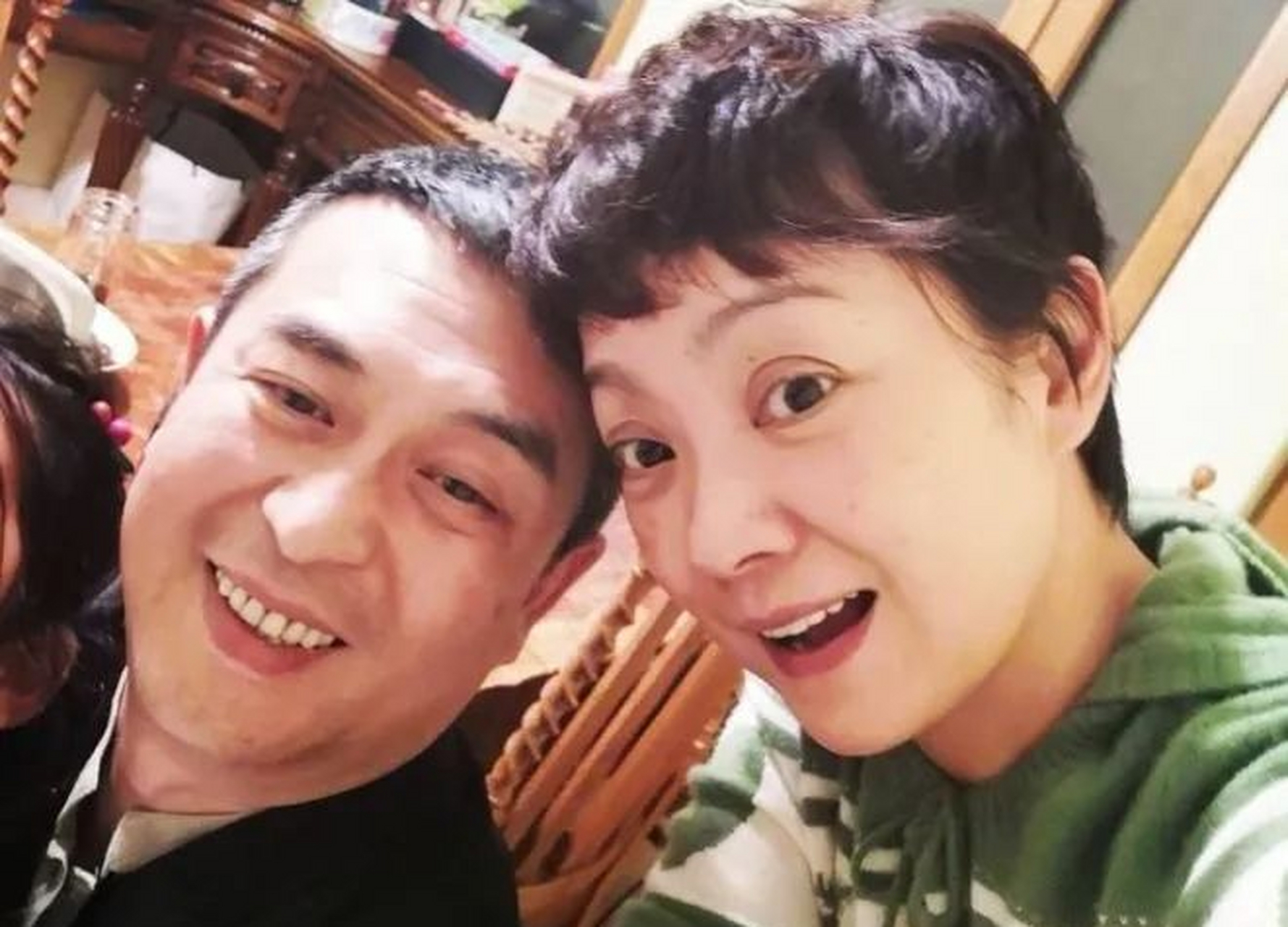 张嘉译豪宅位于环境优美之地,宽敞明亮,与自然和谐共生.