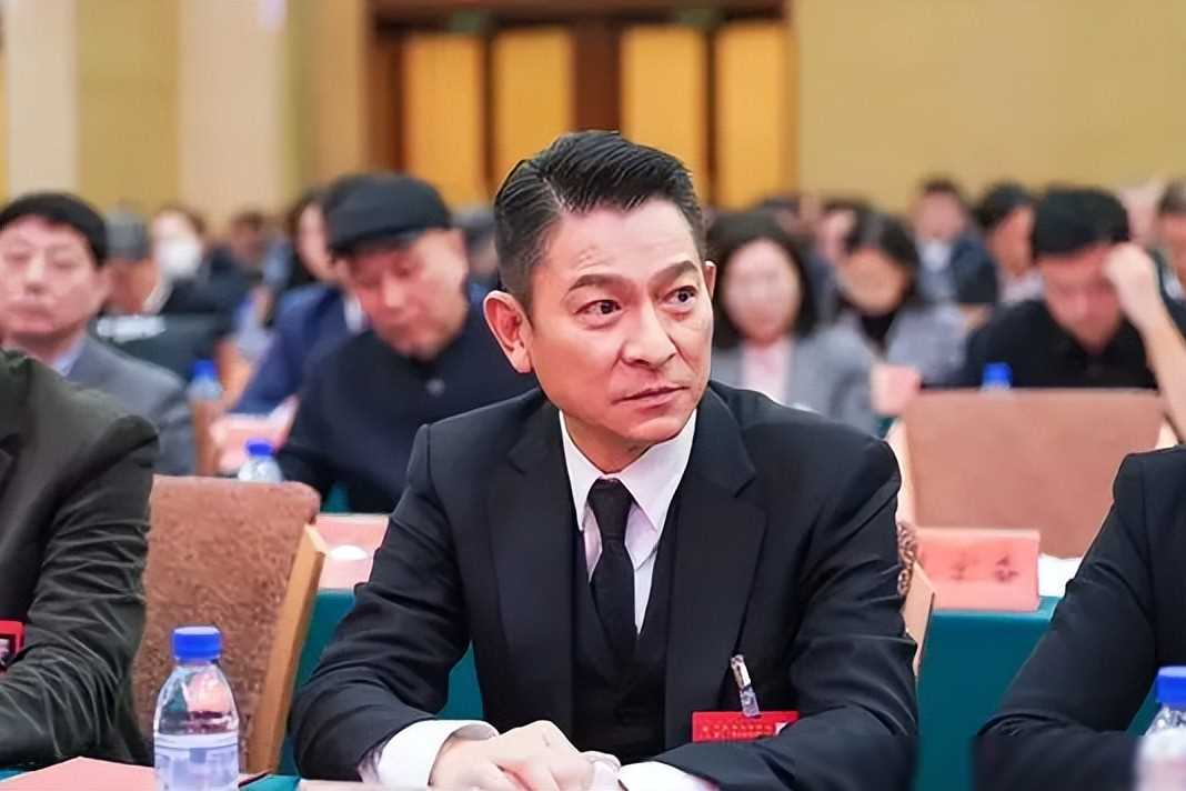 看了李连杰和利智的近照,才知他为何61岁交代后事,一切有迹可