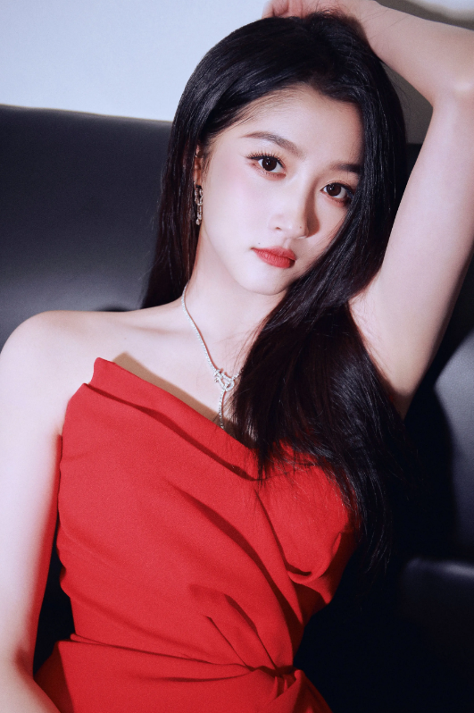 关晓彤美绝了!性感吊带开叉红裙裸足妖娆,嫩白美腿香肩撩人心魄