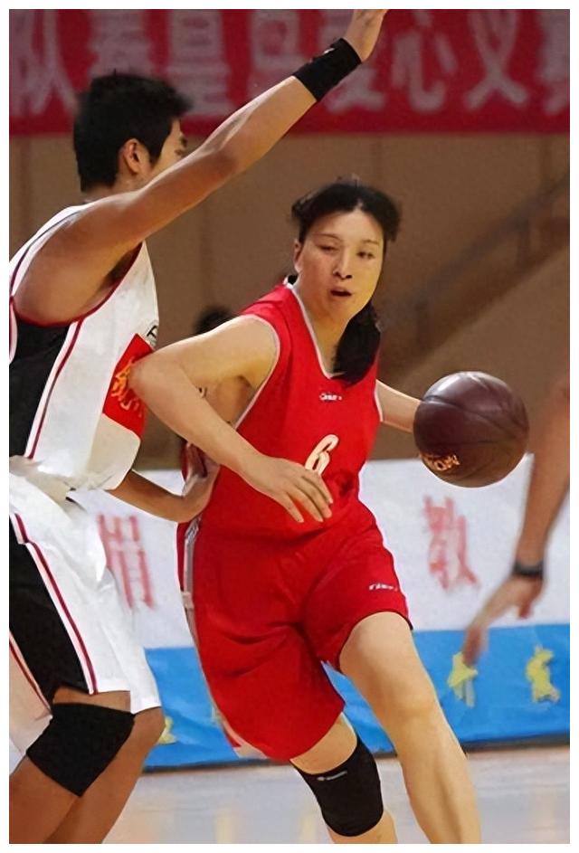 女篮"三朝奥运元老"柳青:退役后嫁篮球帅哥,女儿也是女篮国手