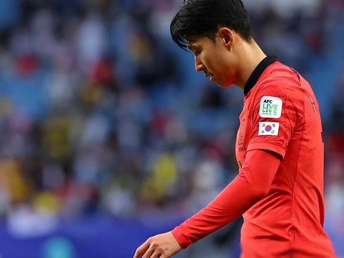 孙兴慜赛后跪地痛哭!两球成为韩国英雄,九年后在亚洲杯完成救赎