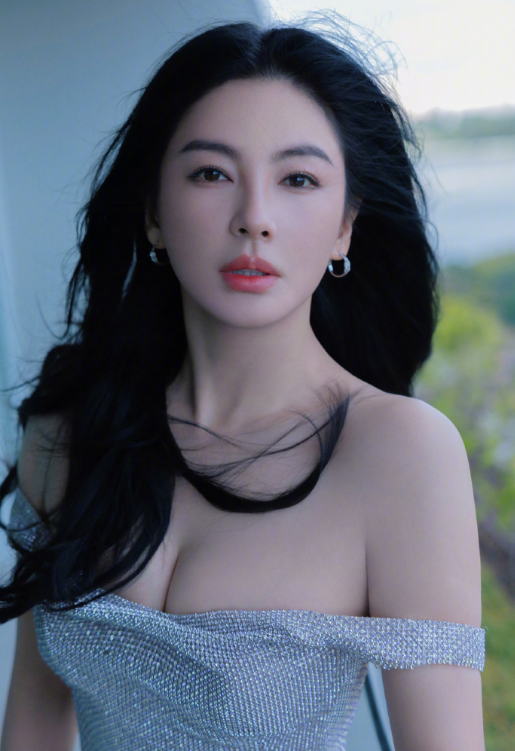 张雨绮穿低胸鱼尾裙贵气十足,网友:姐姐的美貌都要溢出来了