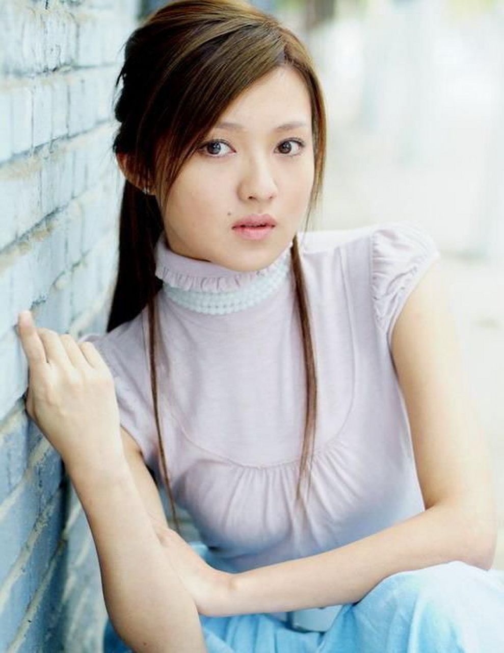 傅晶,45岁女演员,容颜依旧明媚如初.她独立坚韧,才华横溢,低调不争.