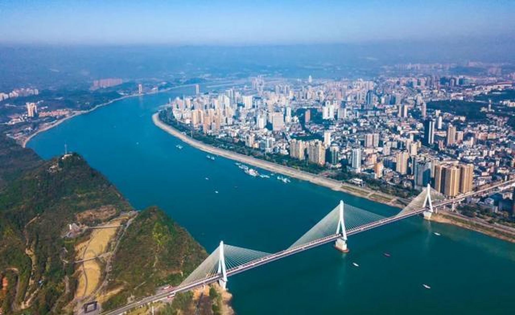 湖北省武汉市作为省会和经济中心,人均可支配收入高达53804元,位居