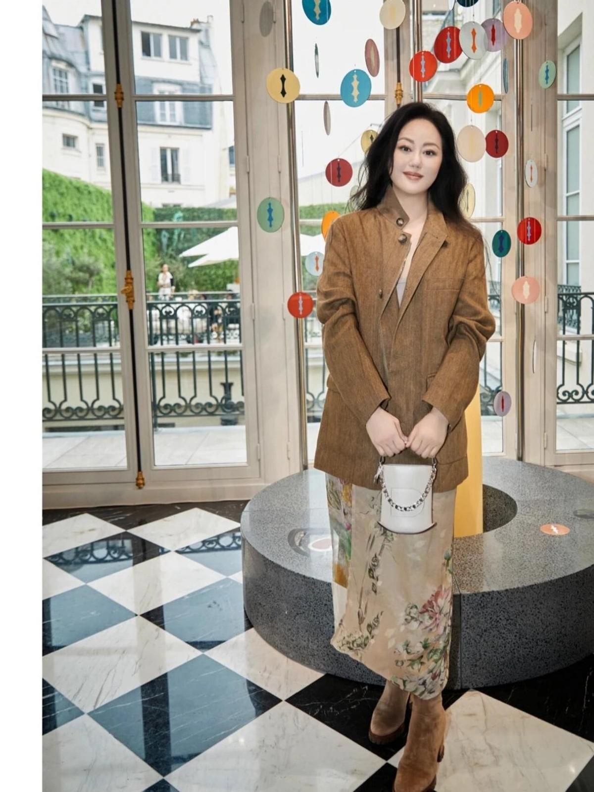 章小蕙带火了贵妇新穿法:工装外套 半身裙 短靴,微胖圆脸真优雅
