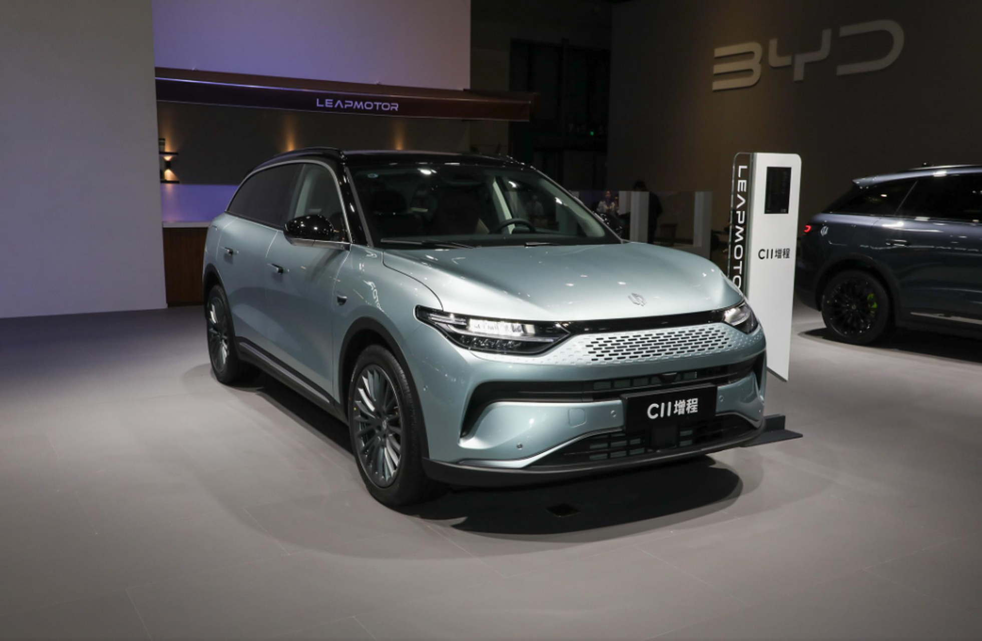 零跑c11增程版是一款空间大,省油,动力强劲的中型suv,起售价仅14.