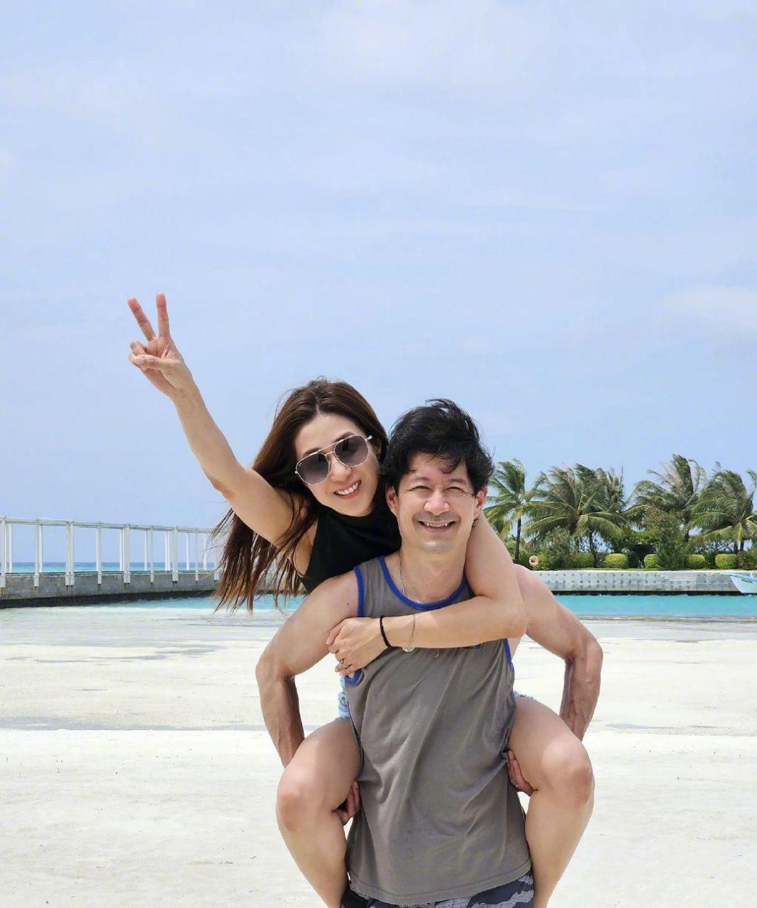 钟嘉欣马尔代夫度假,美腿留念!与丈夫甜蜜如初.