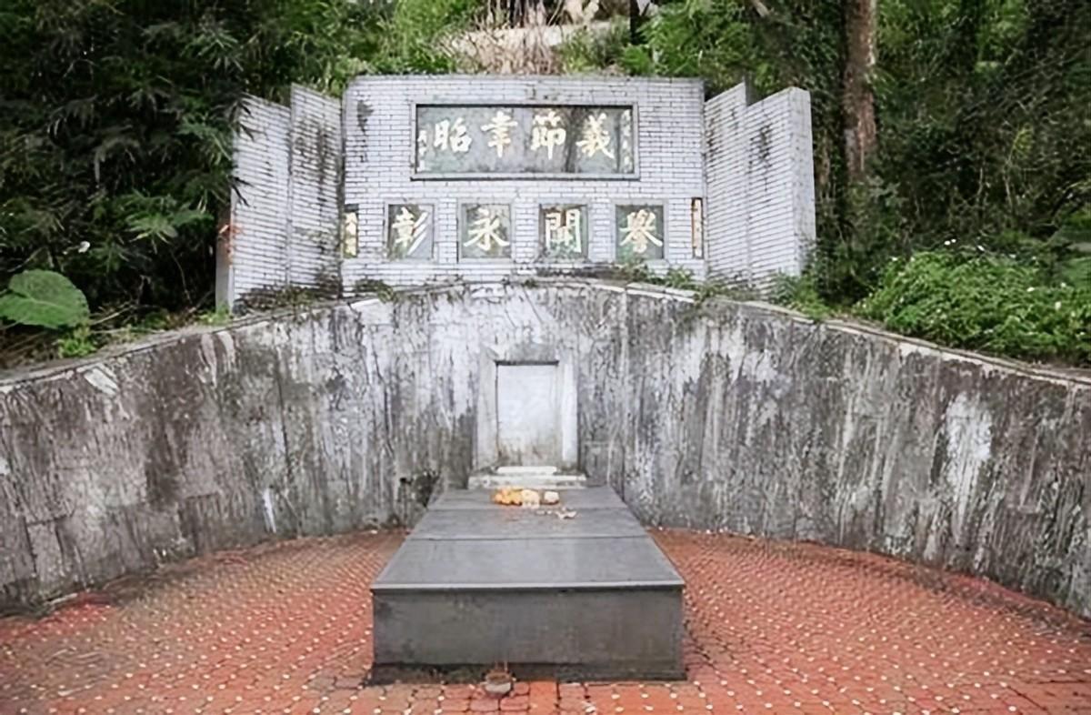 台湾杜月笙墓地:破败不堪,朝向上海,墓碑上方的八个字令人深思
