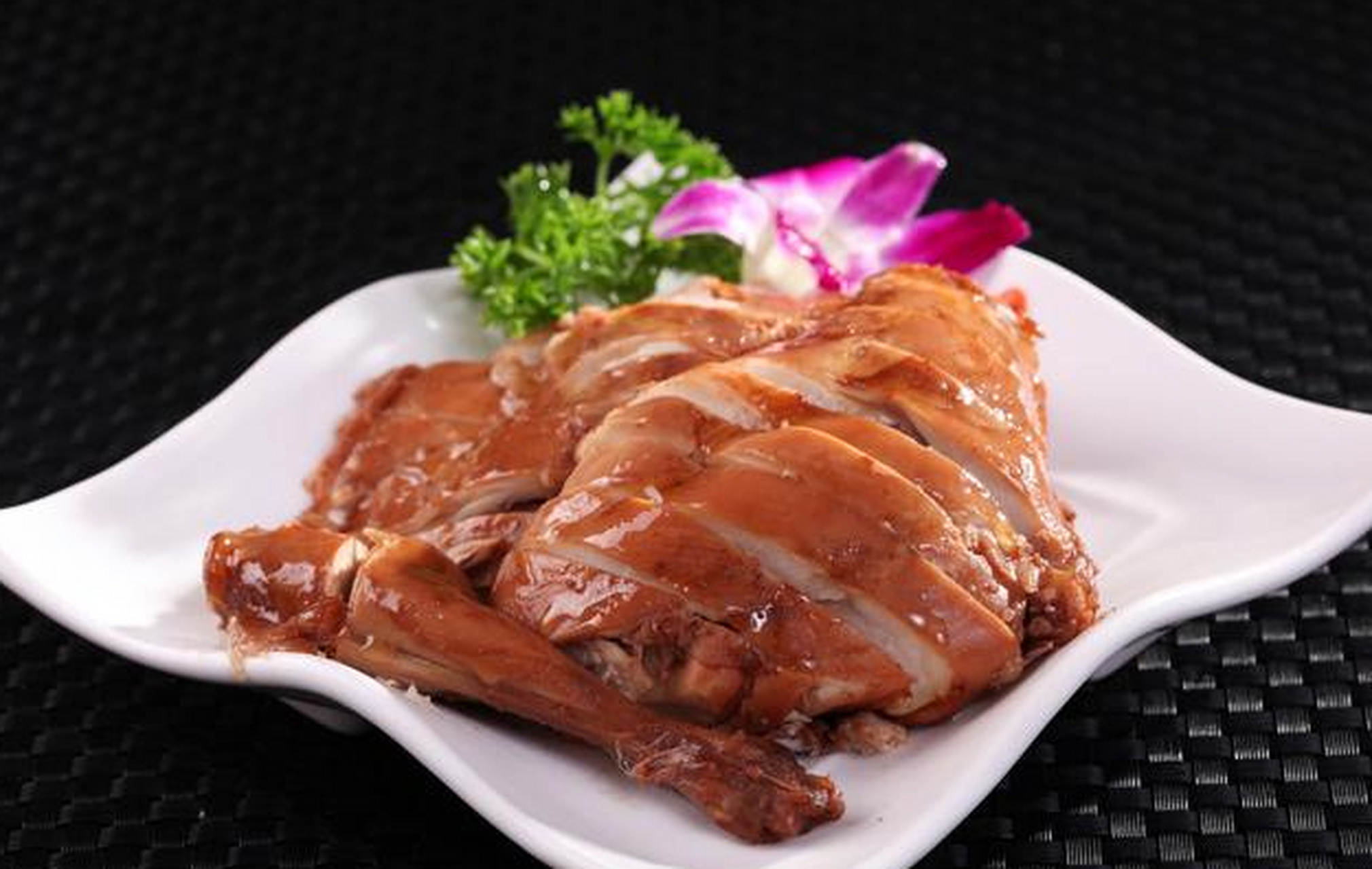 随着时代的发展,五香兔肉的制作工艺也在不断地传承和创新