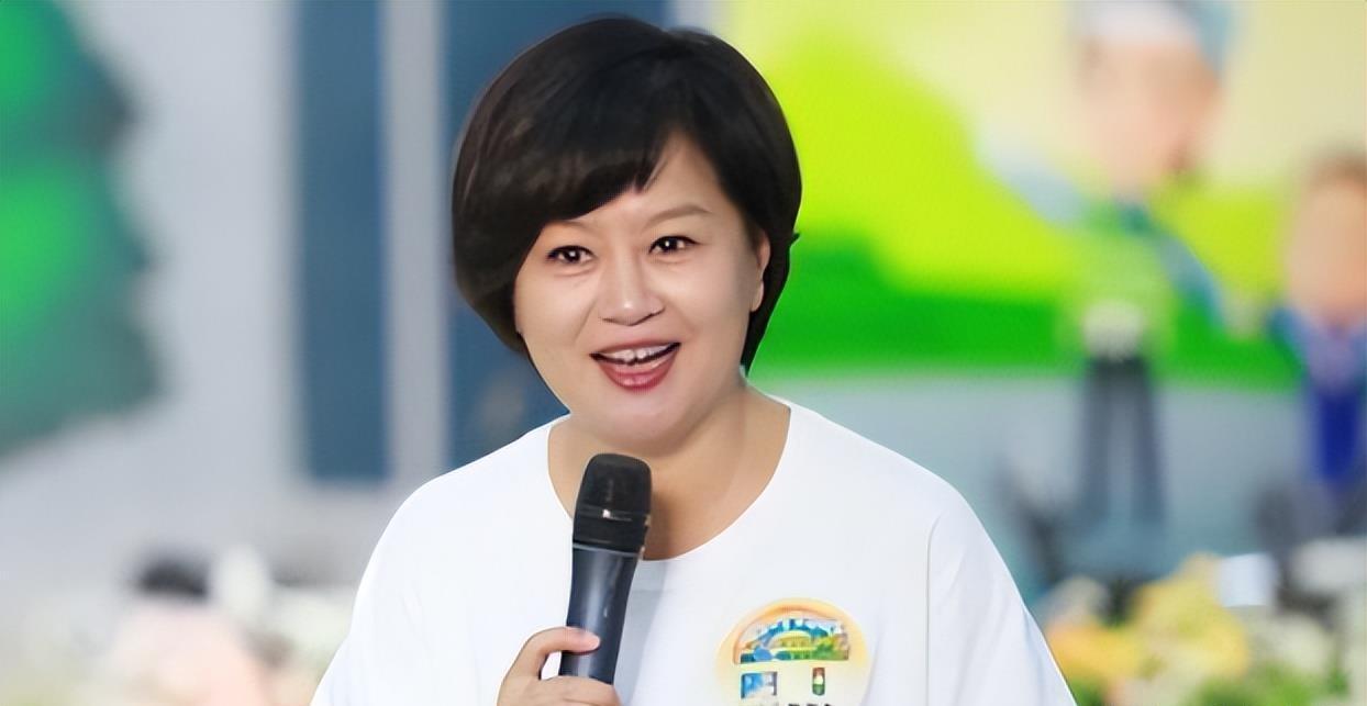 央视主持人鞠萍:离异后40多岁带儿子再嫁,有苦有甜,一切都值得