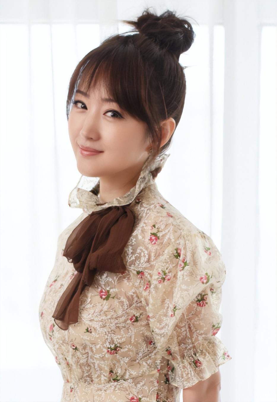 杨钰莹终究是老了,在美颜下看似年轻,但还是暴露了真实年龄!