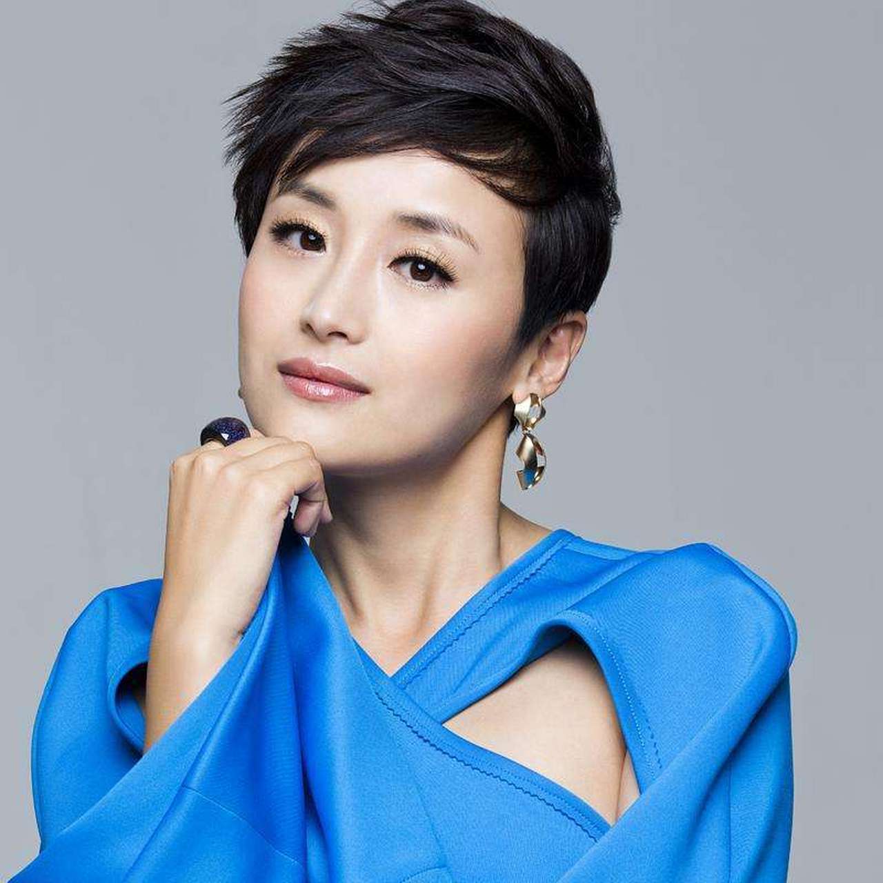 傅淼,青岛出生的女演员,拥有丰富的艺术天赋和豪爽的性格.