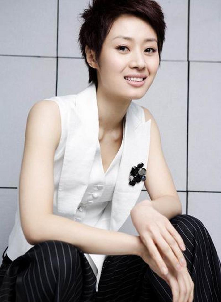 范志博的演艺事业充满坎坷和努力,但她通过执着追求和