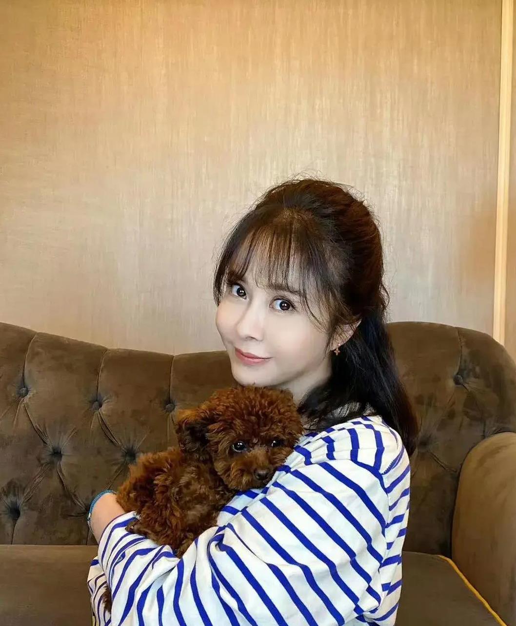 连奕名再婚娶小7岁杨若兮,婚后有子,现状如何