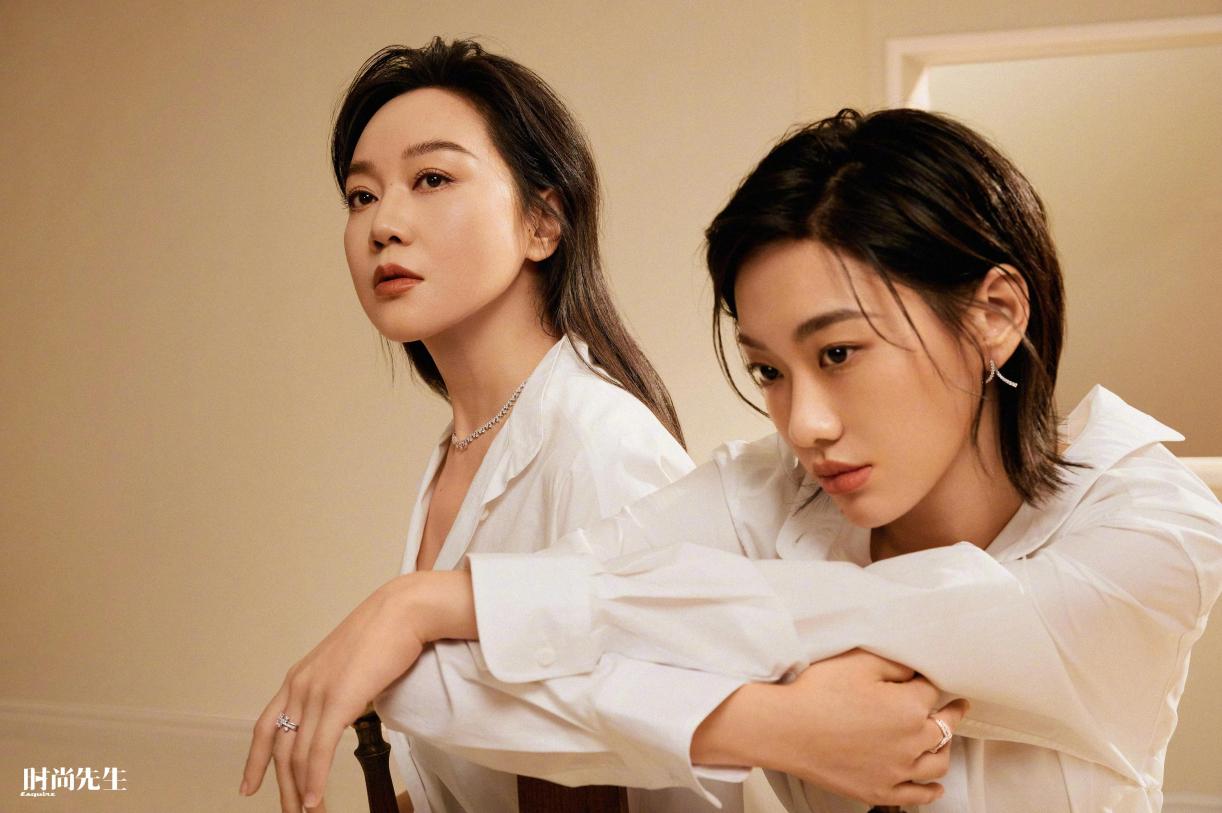 闫妮携女儿邹元清合体拍大片,母女同框似姐妹