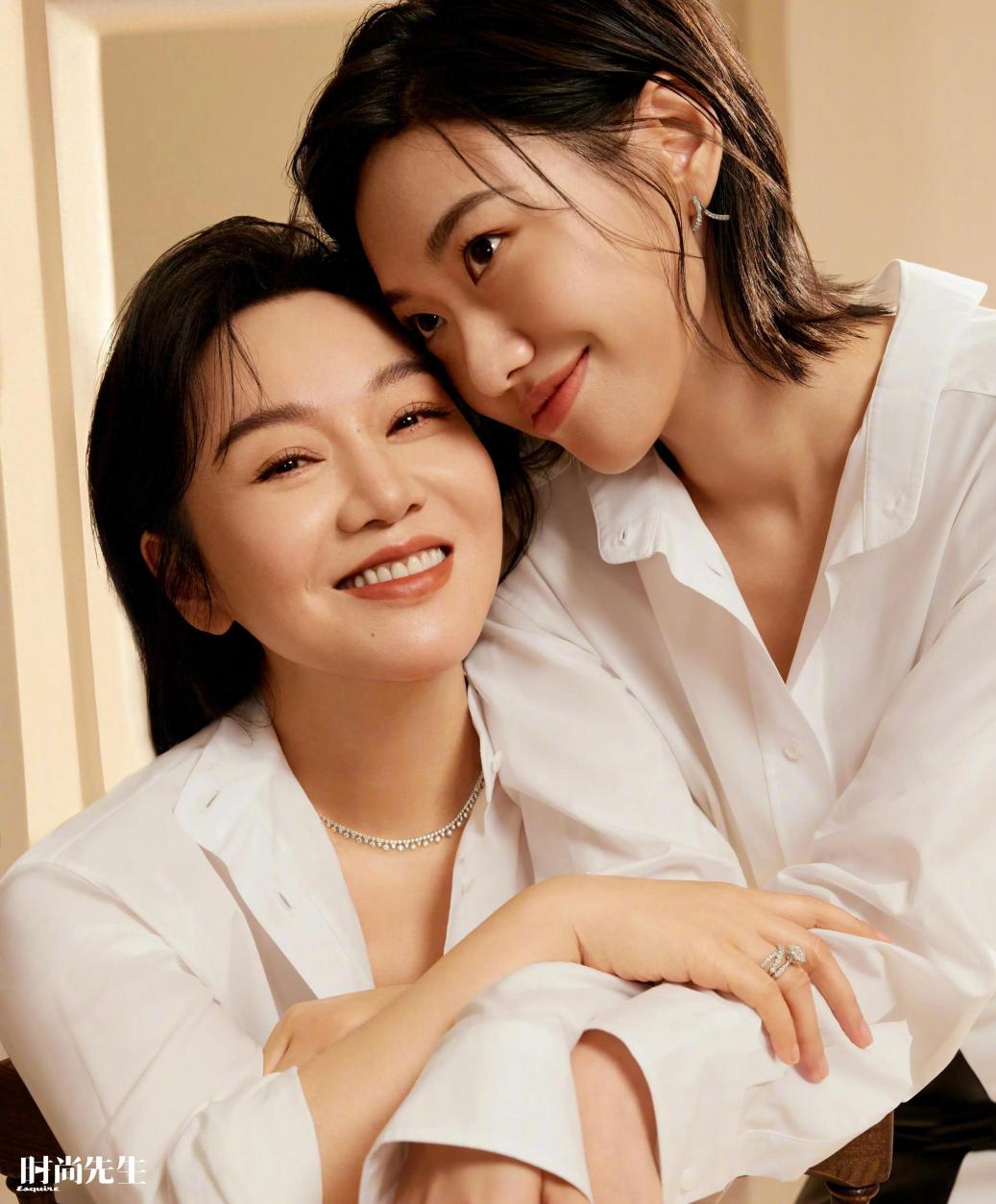 闫妮携女儿邹元清合体拍大片,母女同框似姐妹