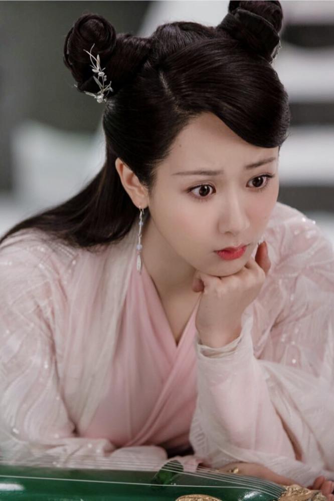 杨紫新剧古装路透照释出 花园里插花满手春泥