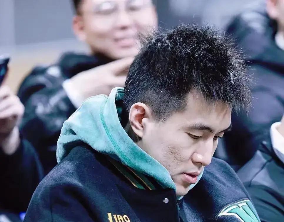 辽宁队的郭艾伦,总是一身的光芒,登上央视的春晚舞台了