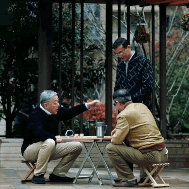 他的妻子,弟弟以及父亲姜洪齐都在影片中亮相,完成了一次家庭总动员.