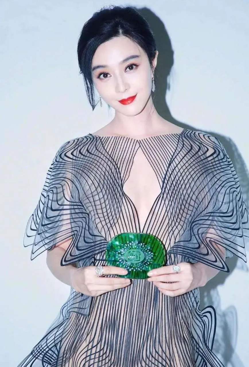 范冰冰以"真空"透明打印裙的复出造型亮相,成为时尚界新趋势的宣言.