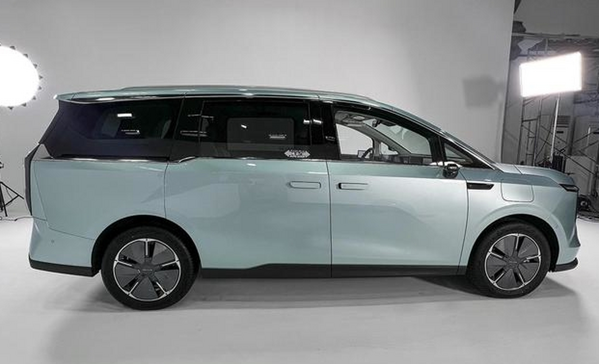 上汽大通推出插电混动式mpv大通大家7phev,满足消费者对绿色出行的