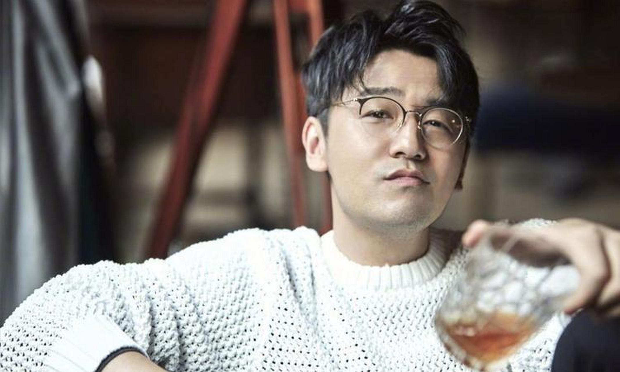 《黄金大劫案》和《人世间》等作品成为华语电影圈百亿票房男演员,他