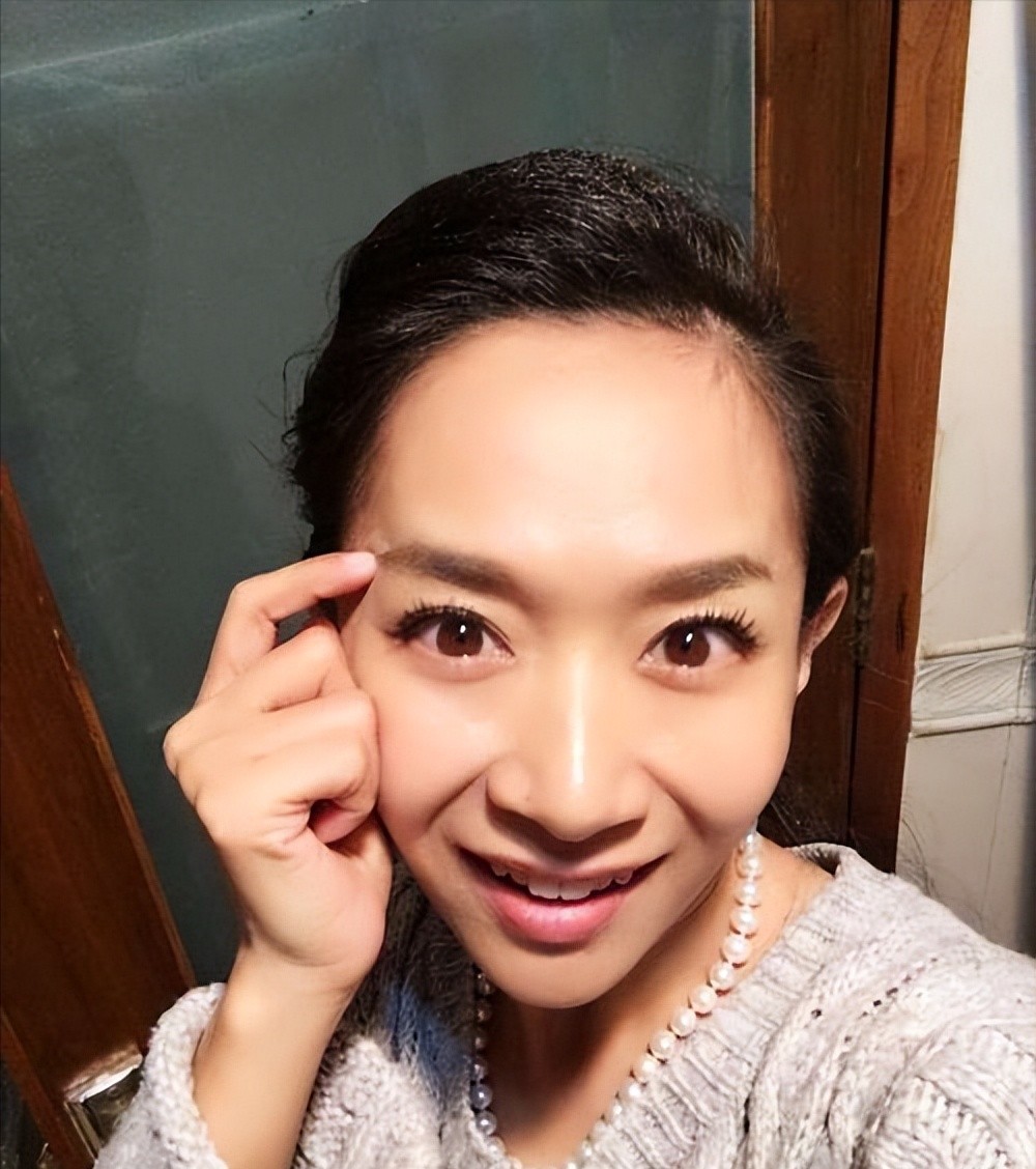 主持人王芳:29岁嫁大15岁教授,31岁独自产检生女,她如今怎样了