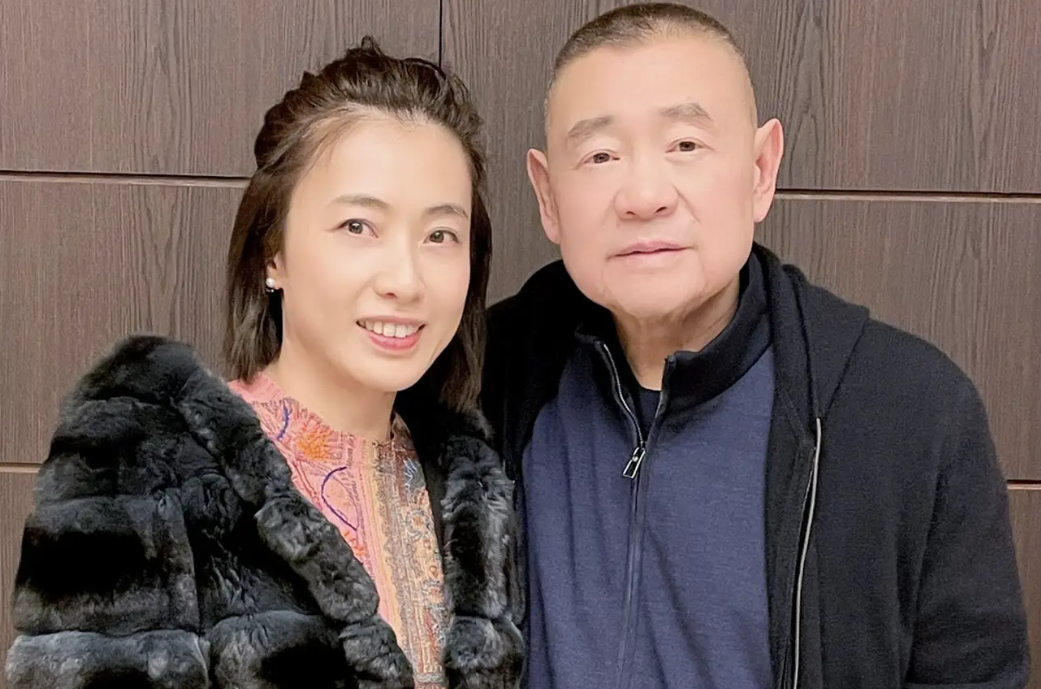 刘銮雄老婆甘比新店开张,醒狮助阵,给员工发百万红包,喜气洋洋