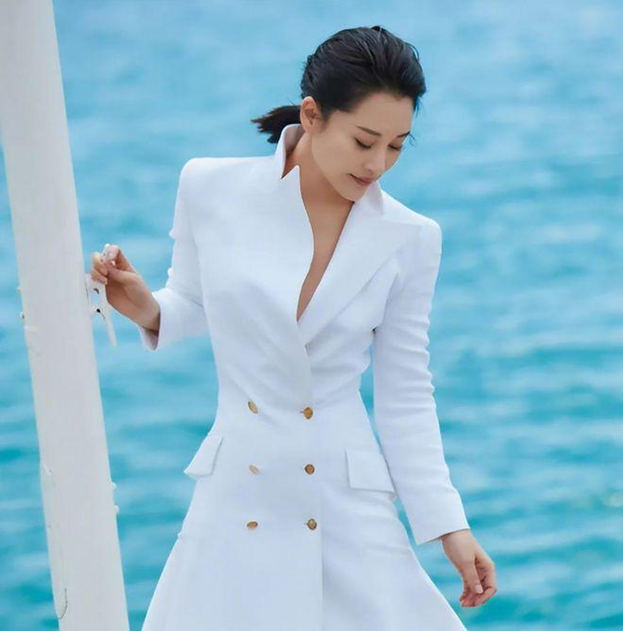 许晴真空西装裙亮相引领2024年时尚新趋势,成为社交媒体热议焦点.