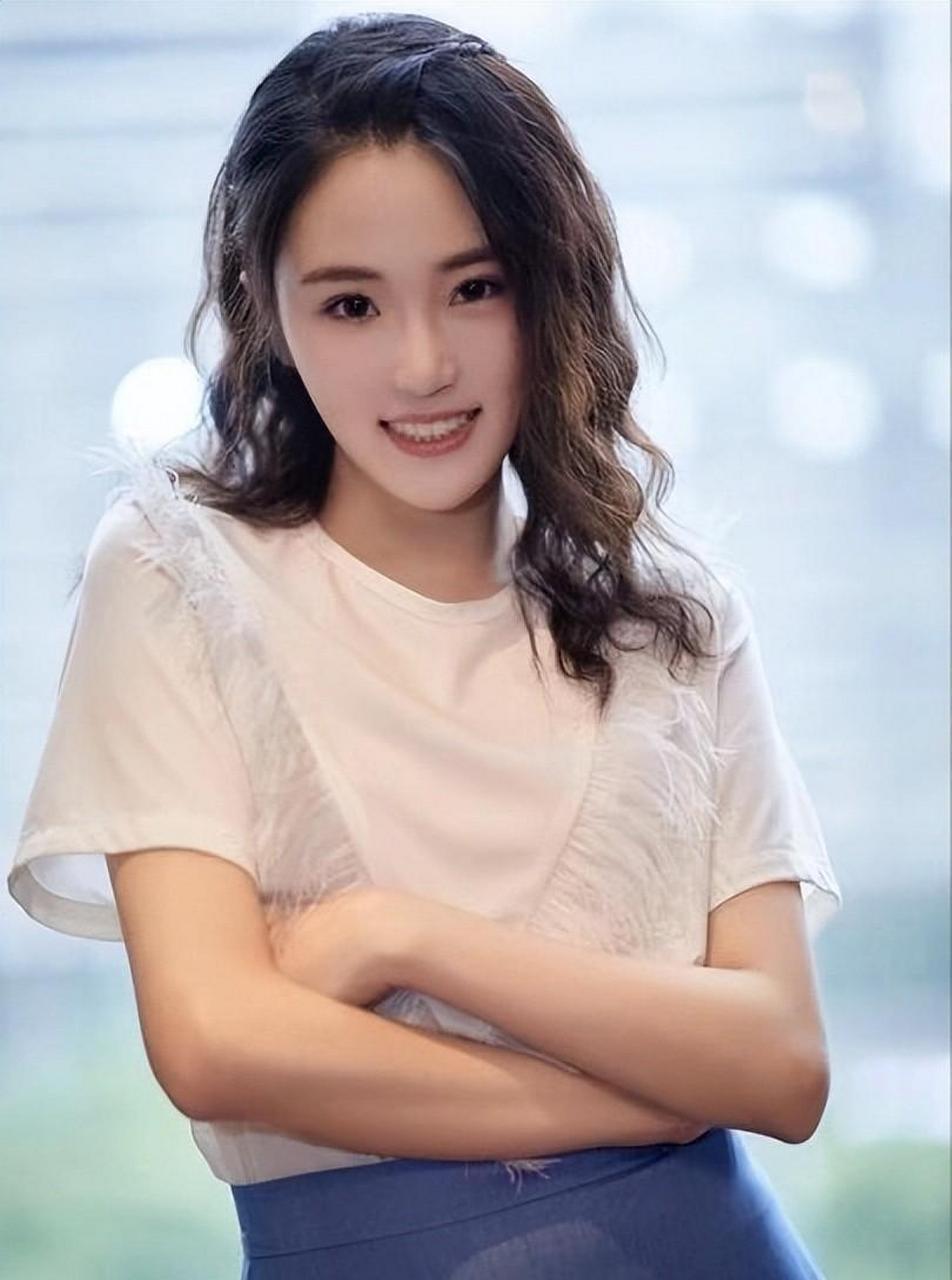 张可盈是张凯丽的女儿,在演艺圈表现平平,备受争议.