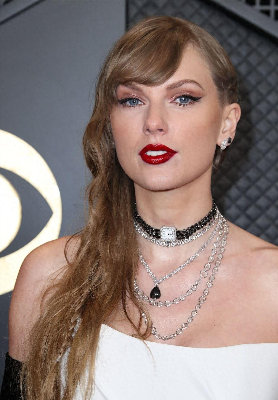 格莱美颁奖典礼终于要开始了!霉霉穿着白色开叉裙