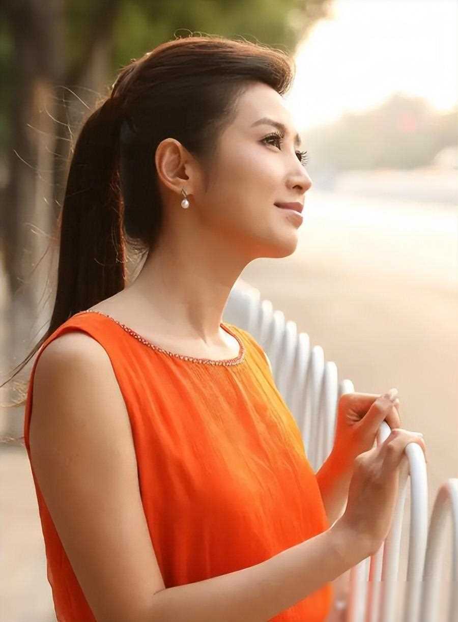 央视主持人春妮:二婚嫁给刚强后放弃丁克,41岁得子全家乐开怀