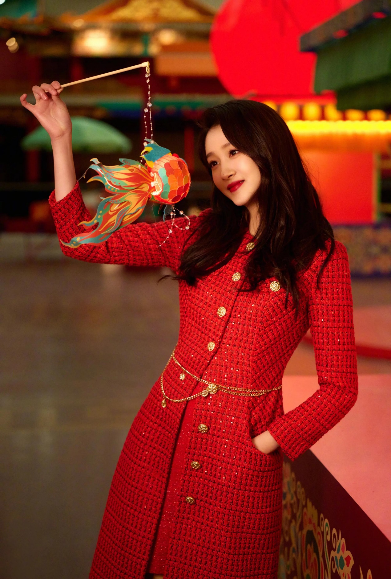 关晓彤穿着一身红色的劲装,红色的小香风外套,喜庆又时尚