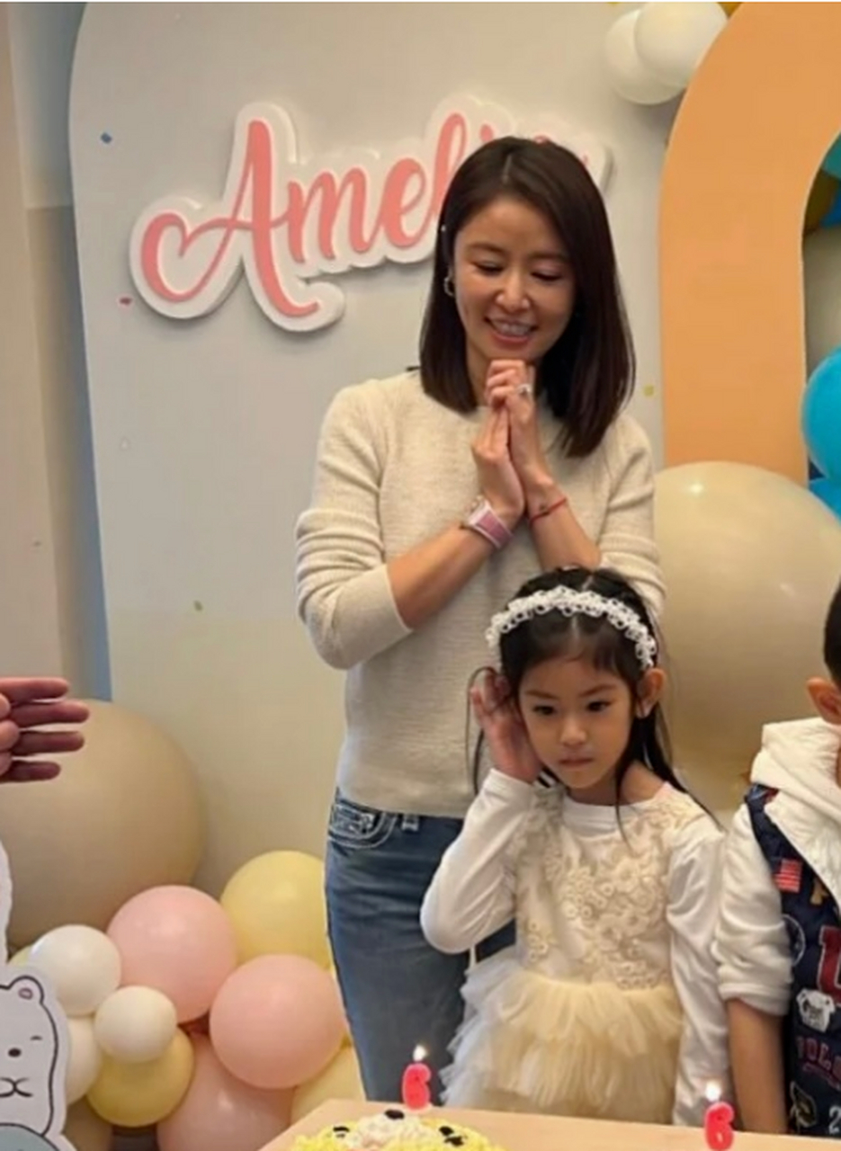 林心如和小海豚参与公益活动,穿搭简约又时尚,展现了生活态度和传递爱