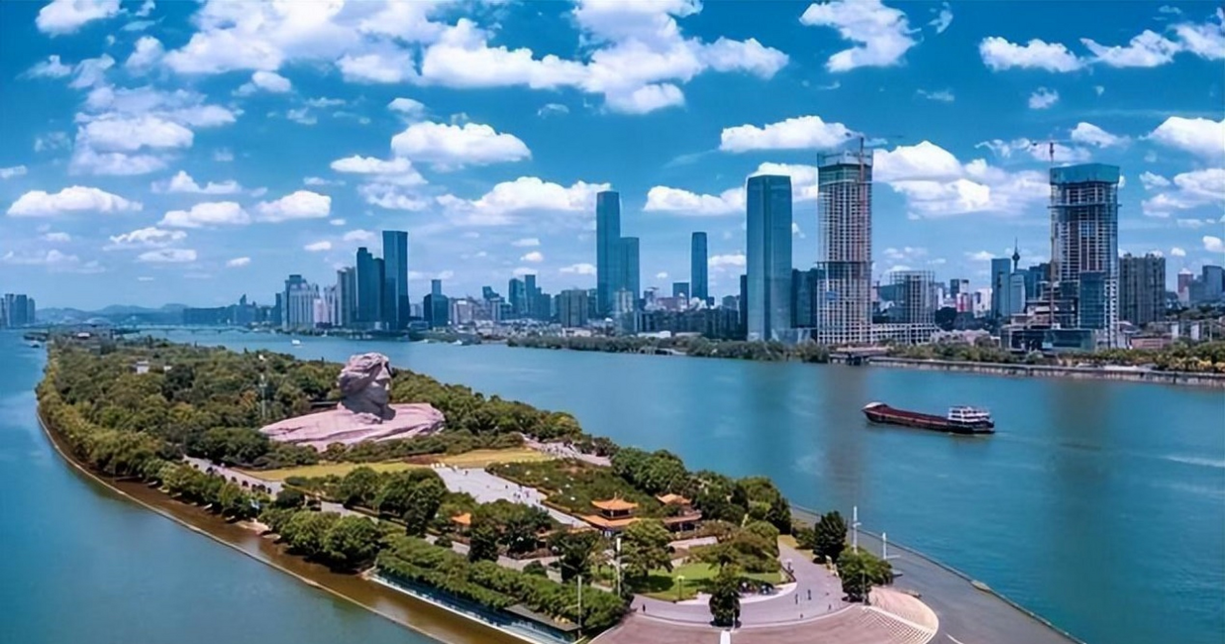 长沙是湖南省的经济核心区,也是物资集散地和生产制造业中心.