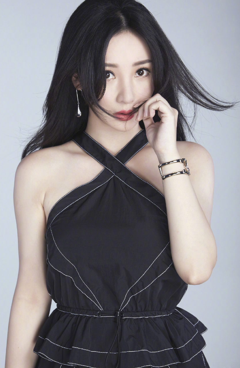 柳岩与神秘男士手牵手的甜蜜街拍,瞬间点燃粉丝和媒体的八卦之魂.