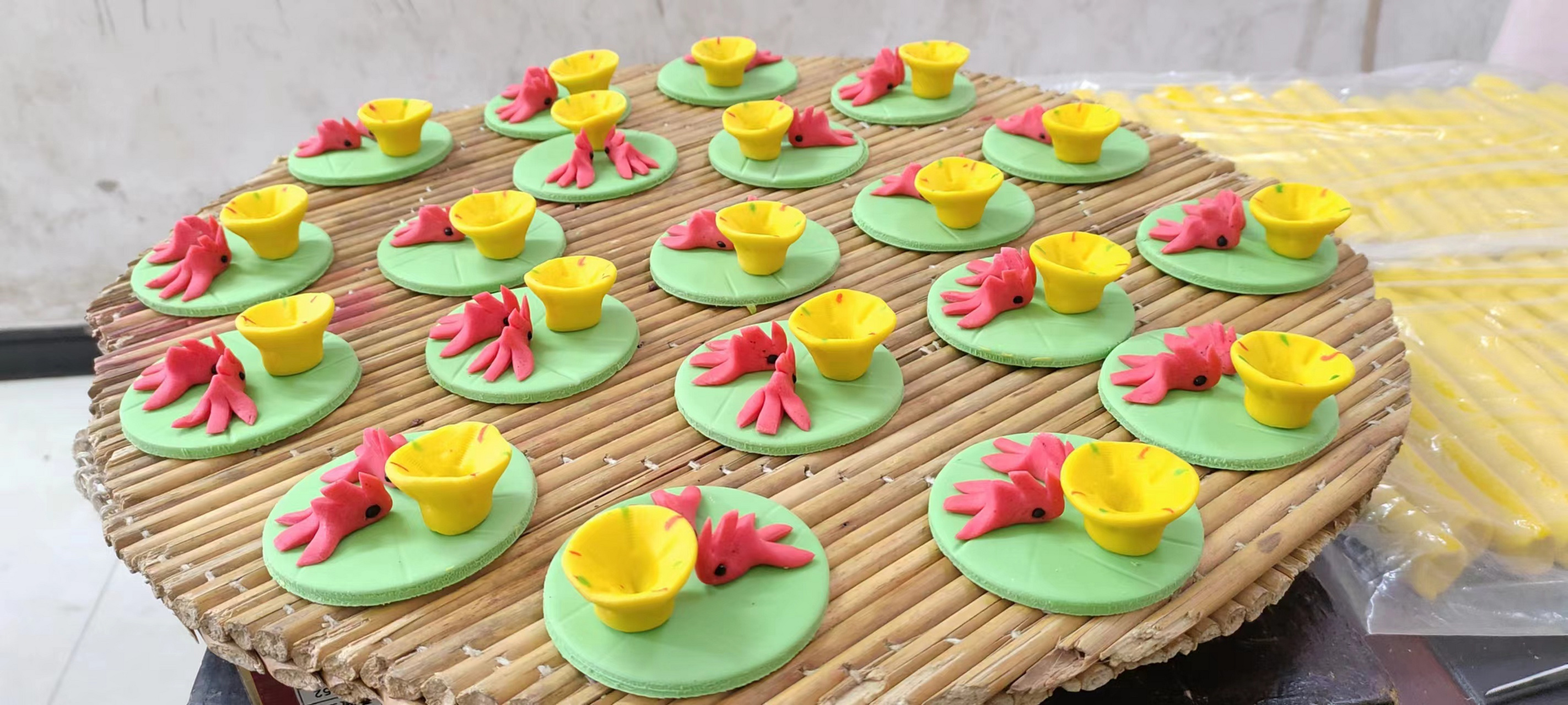 牛秀梅是汝州市的民间艺人,擅长用面团捏制各种造型,如金龙,金凤凰等.