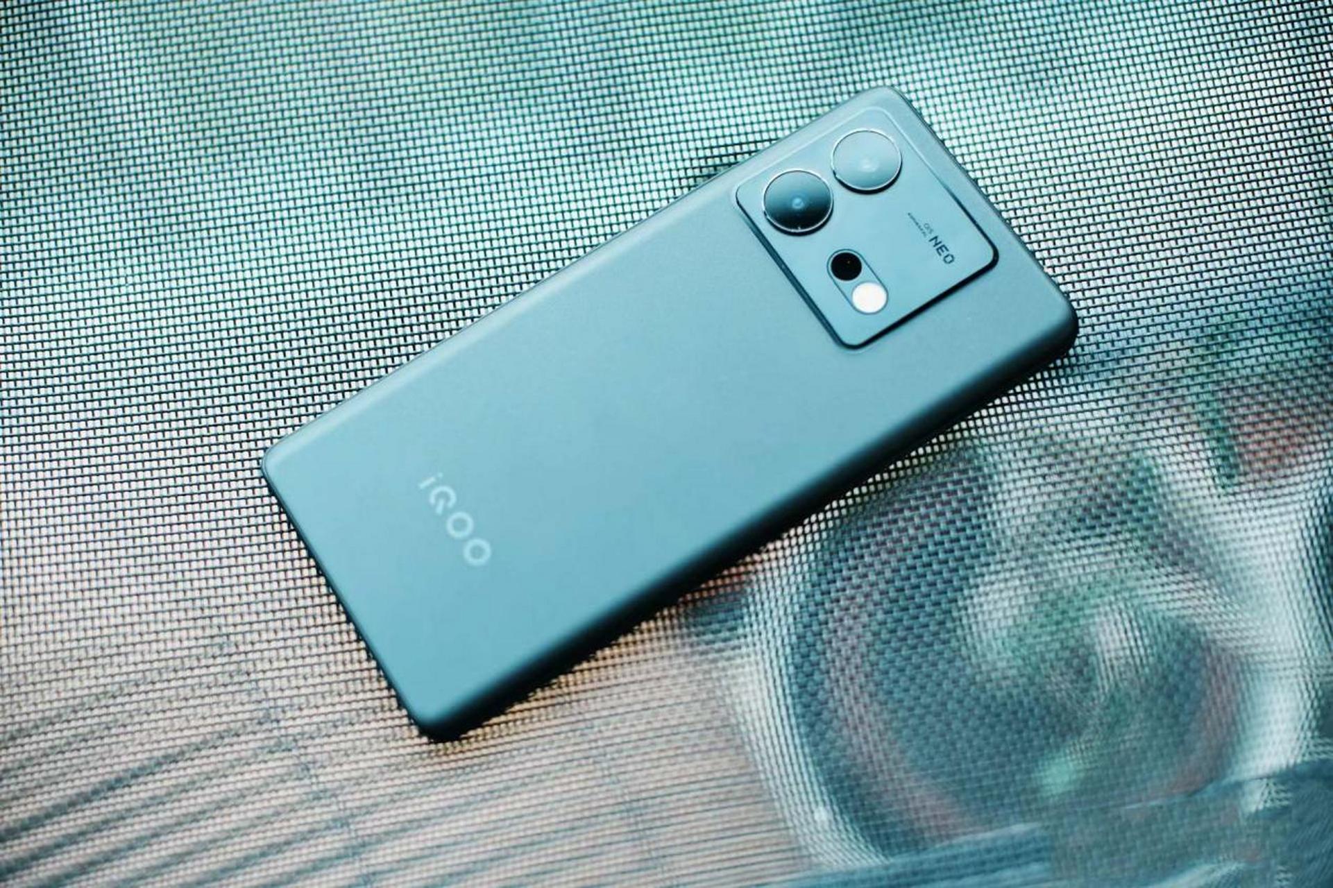 vivoiqooneo8是一款低价格大存储旗舰机,性价比高,综合配置优秀.