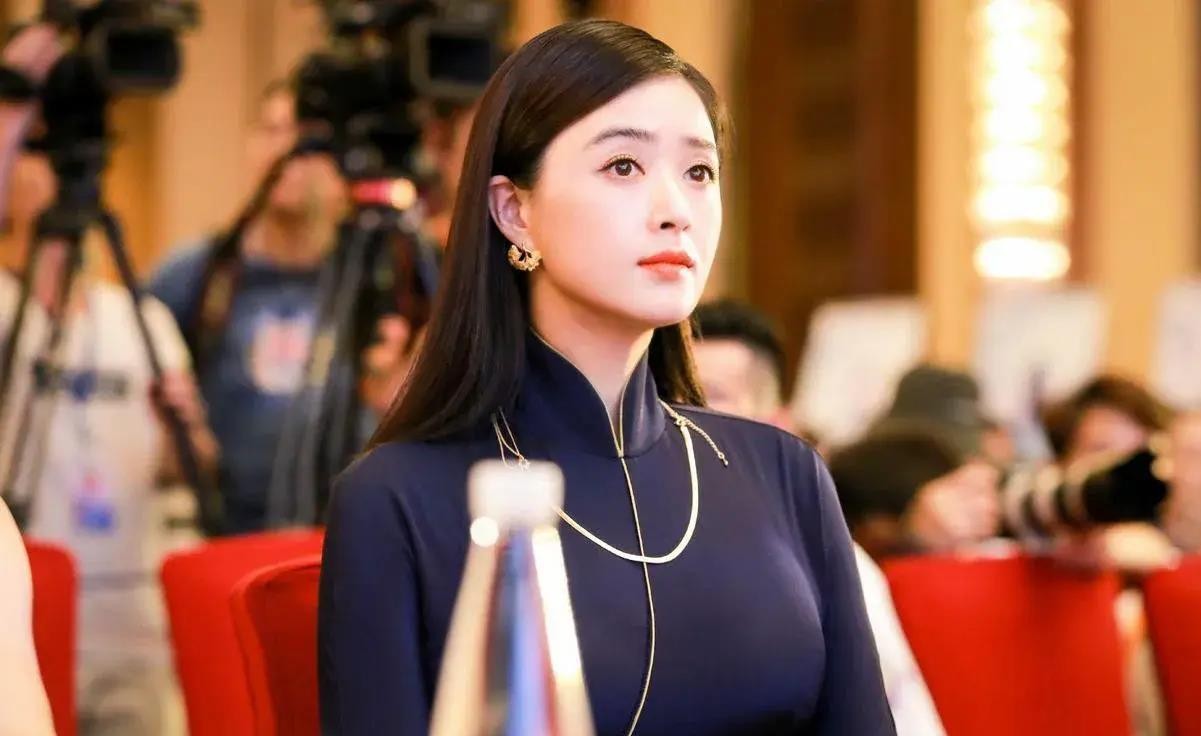 蒋欣是一位备受瞩目的中国内地女演员