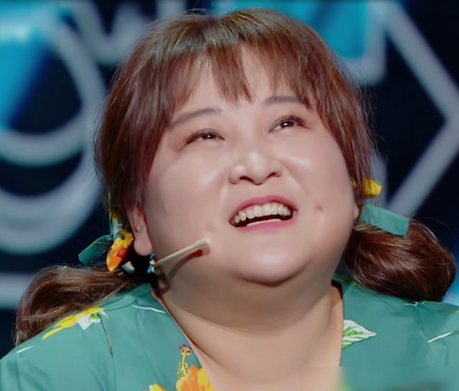 贾玲,喜剧舞台上的璀璨明珠,用独树一帜的幽默和演技赢得观众喜爱