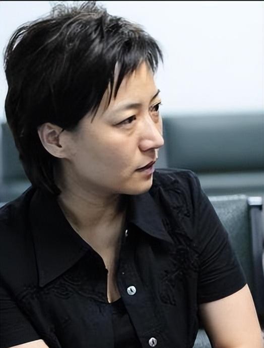 央视主持贺红梅:27岁上新闻联播,搭档康辉传绯闻,54岁婚姻成谜