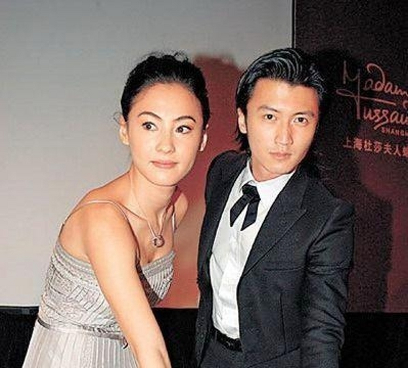 谢霆锋在金像奖颁奖典礼上,拥抱张柏芝并宣布获奖者是她,展现出对她的