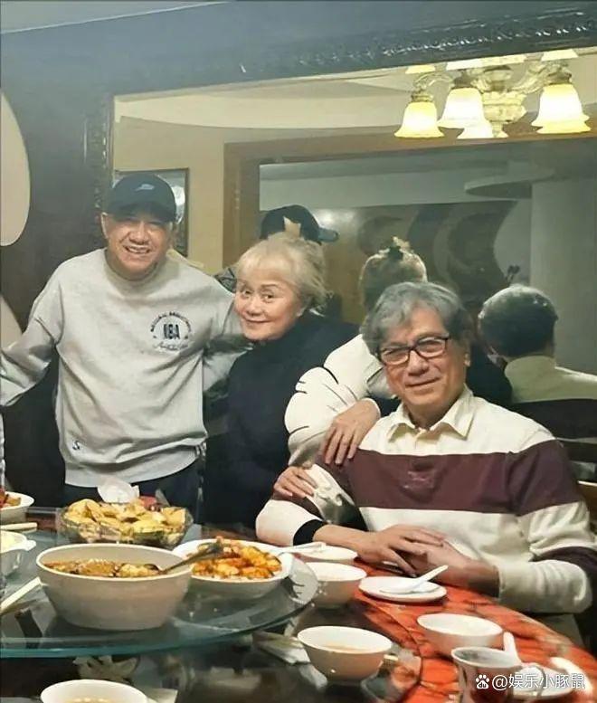 回忆杀!何守信重回香港,与好友聚餐冻龄依旧,网友呼汪明荃同框