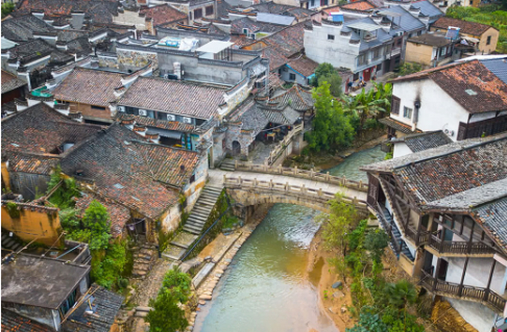 甘八都古镇,位于浙江衢州江山市,是工作日也免费开放的5a景区哦!