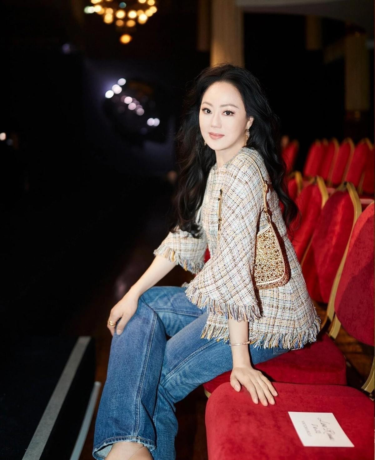 60岁章小蕙带火了"轻贵妇"穿搭:西装 衬衫 贝雷帽,洋气又显贵